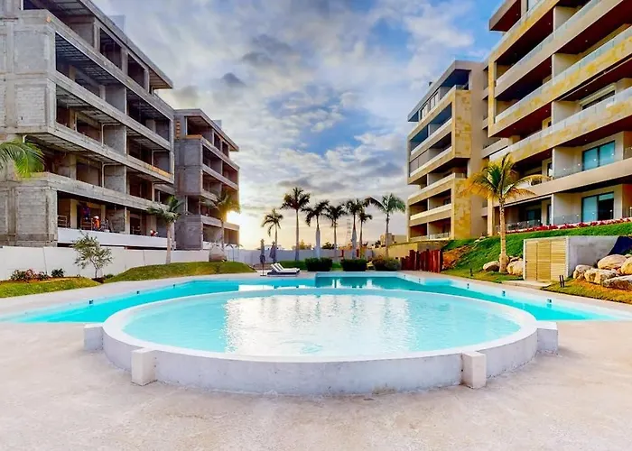 Exquisite With Balcony, Tv, Wifi, Heated Pool & Gym/fitness