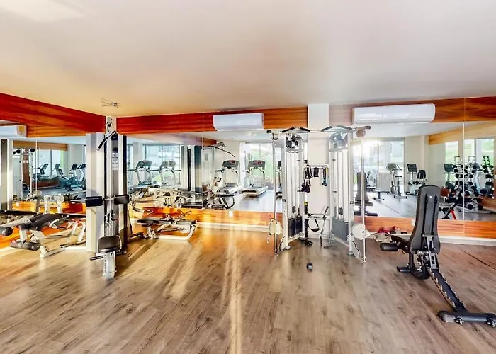 Exquisite With Balcony, Tv, Wifi, Heated Pool & Gym/fitness *