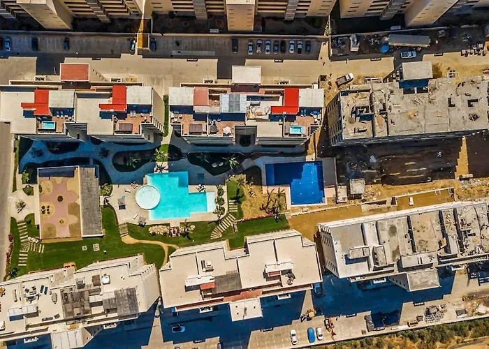 Exquisite With Balcony, Tv, Wifi, Heated Pool & Gym/fitness